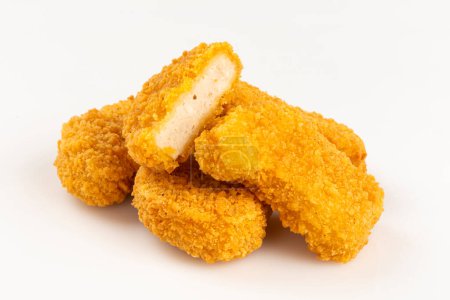 Foto de Nuggets de pollo frito aislados en el fondo blanco. - Imagen libre de derechos