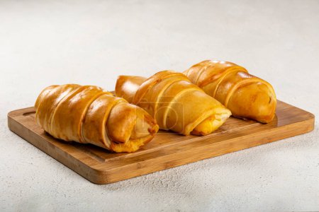Téléchargez les photos : Croissants au four frais traditionnels sur la table. - en image libre de droit