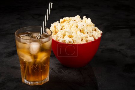 Téléchargez les photos : Bol avec pop-corn salé et soda sur la table. - en image libre de droit