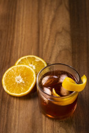 Téléchargez les photos : Cocktail Negroni à l'orange, sur fond bois. - en image libre de droit