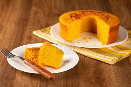 Téléchargez les photos : Délicieux gâteau de maïs sur la table. - en image libre de droit