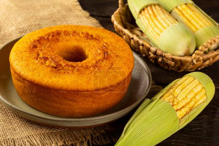 Delicioso pastel de maíz en la mesa. Típico pastel brasileño.