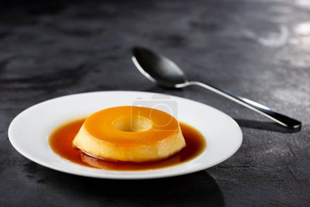 Téléchargez les photos : Pudding au lait ou Pudim de leite. Dessert traditionnel brésilien. - en image libre de droit