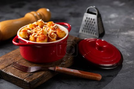 Foto de Gnocchi con salsa de tomate y queso parmesano rallado. - Imagen libre de derechos