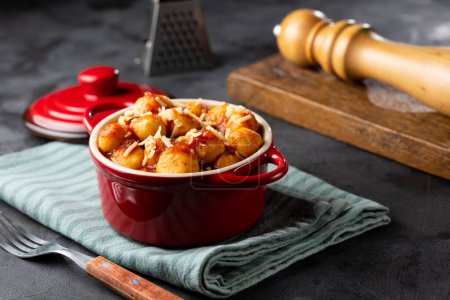 Téléchargez les photos : Gnocchi à la sauce tomate et parmesan râpé. - en image libre de droit
