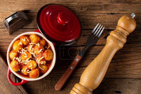 Téléchargez les photos : Gnocchi à la sauce tomate et parmesan râpé. - en image libre de droit