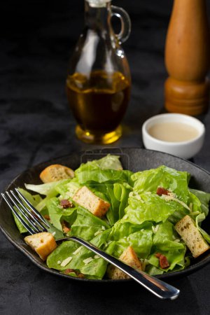 Téléchargez les photos : Salade César aux croûtons et bacon. - en image libre de droit