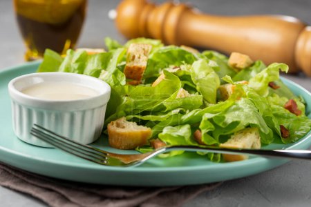 Téléchargez les photos : Salade César aux croûtons et bacon. - en image libre de droit