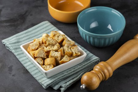 Foto de Deliciosos croutons crujientes sobre la mesa. - Imagen libre de derechos