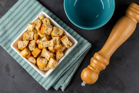 Foto de Deliciosos croutons crujientes sobre la mesa. - Imagen libre de derechos