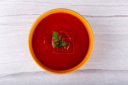 Foto de Deliciosa sopa casera de tomate en un tazón. - Imagen libre de derechos