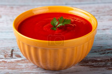 Téléchargez les photos : Délicieuse soupe de tomates maison dans un bol. - en image libre de droit