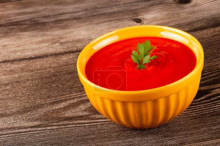 Téléchargez les photos : Délicieuse soupe de tomates maison dans un bol. - en image libre de droit