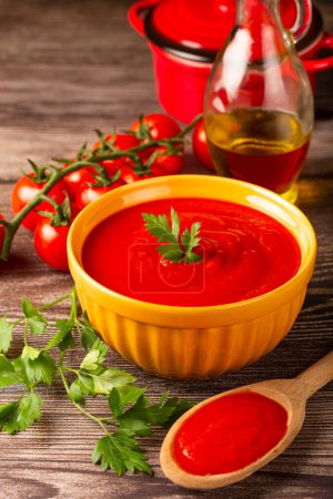 Foto de Deliciosa sopa casera de tomate en un tazón. - Imagen libre de derechos