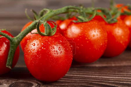 Téléchargez les photos : Tomates mûres sur la table en bois
. - en image libre de droit