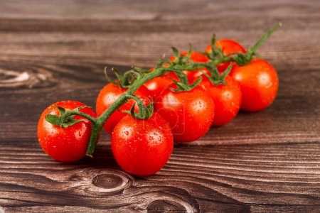 Foto de Tomates maduros en la mesa de madera
. - Imagen libre de derechos