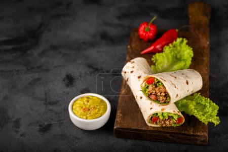 Téléchargez les photos : Burritos mexicains farcis au bœuf et salade. - en image libre de droit