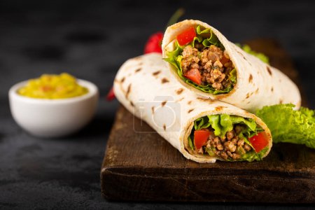 Téléchargez les photos : Burritos mexicains farcis au bœuf et salade. - en image libre de droit