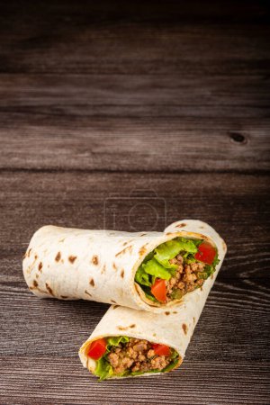 Burritos mexicanos rellenos de ternera y ensalada.