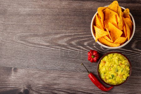 Téléchargez les photos : Nachos avec guacamole sur la table. - en image libre de droit