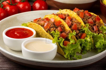 Téléchargez les photos : Tacos mexicains à la laitue, boeuf et tomates. - en image libre de droit