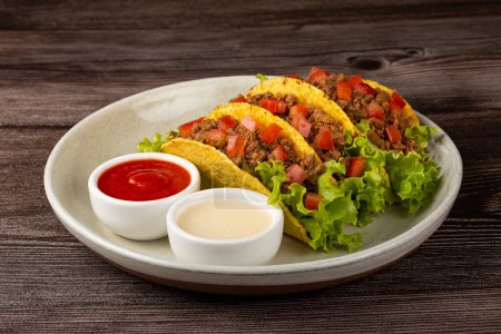 tacos mexicains à la laitue, boeuf et tomates.