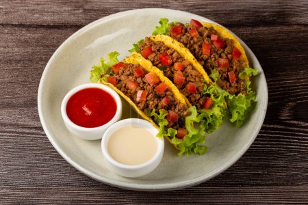 Foto de Tacos mexicanos con lechuga, ternera y tomates. - Imagen libre de derechos