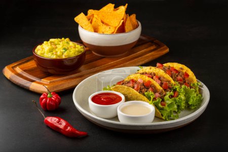 Tacos mexicanos con lechuga, ternera y tomates.