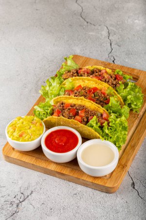 Tacos mexicanos con lechuga, ternera y tomates.