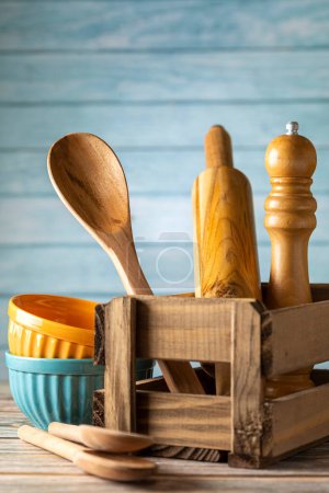 utensilios de cocina sobre fondo de madera.