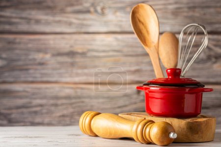 Téléchargez les photos : Ustensiles de cuisine sur fond en bois. - en image libre de droit