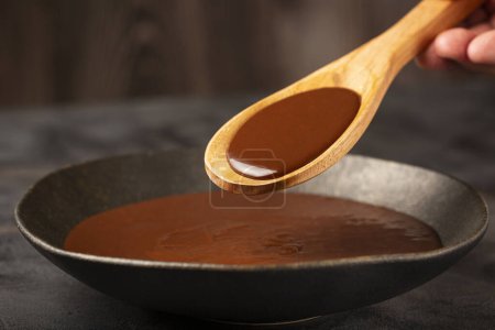 Téléchargez les photos : Délicieuse ganache au chocolat. Chocolat chaud. - en image libre de droit