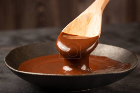 Téléchargez les photos : Délicieuse ganache au chocolat. Chocolat chaud. - en image libre de droit
