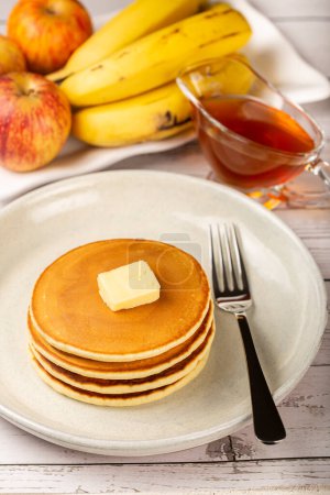 Téléchargez les photos : Délicieuses crêpes au beurre et au miel. - en image libre de droit