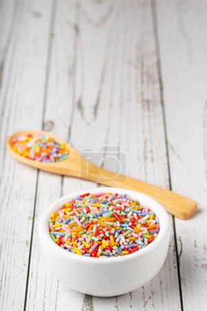 Espolvorear azúcar. Pastelería colorida para la decoración de pasteles.