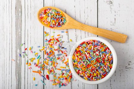 Foto de Espolvorear azúcar. Pastelería colorida para la decoración de pasteles. - Imagen libre de derechos