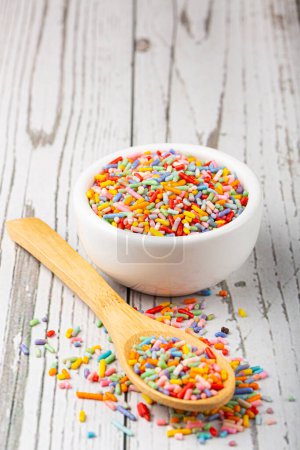 Téléchargez les photos : Saupoudrer de sucre. Confiserie colorée pour décoration de gâteau. - en image libre de droit