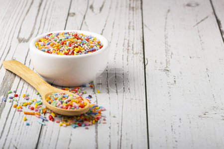 Foto de Espolvorear azúcar. Pastelería colorida para la decoración de pasteles. - Imagen libre de derechos