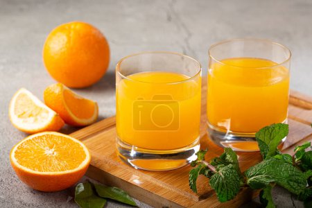 Foto de Vaso con zumo de naranja en la mesa. - Imagen libre de derechos