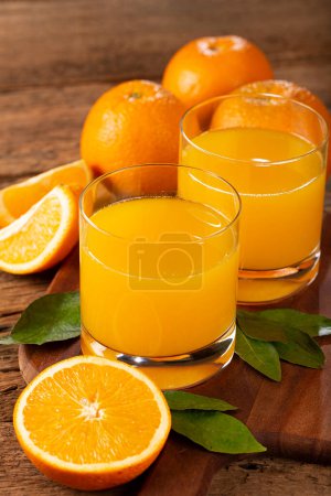 Foto de Vaso con zumo de naranja en la mesa. - Imagen libre de derechos