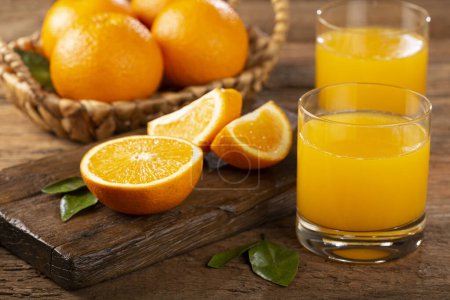 Téléchargez les photos : Verre avec jus d'orange sur la table. - en image libre de droit