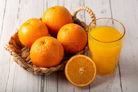 Vaso con zumo de naranja en la mesa.