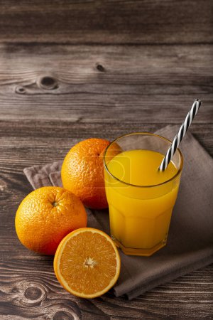 Téléchargez les photos : Verre avec jus d'orange sur la table. - en image libre de droit