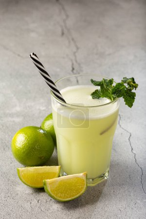 Téléchargez les photos : Citronnade rafraîchissante à la menthe. Citronnade, boisson d'été. - en image libre de droit