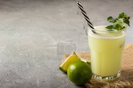 Téléchargez les photos : Citronnade rafraîchissante à la menthe. Citronnade, boisson d'été. - en image libre de droit