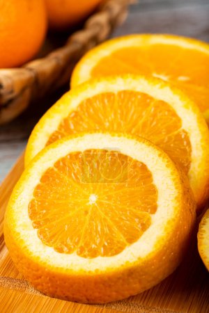 Téléchargez les photos : Oranges fraîches tranchées sur la table. - en image libre de droit
