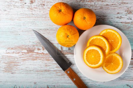 Téléchargez les photos : Oranges fraîches tranchées sur la table. - en image libre de droit