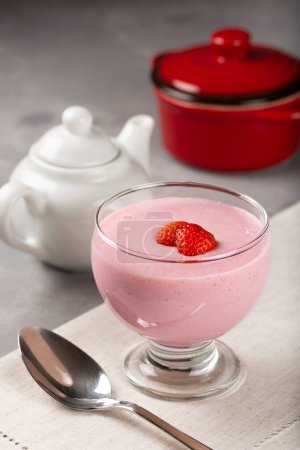 Téléchargez les photos : Délicieuse mousse de fraise en gobelet de verre. - en image libre de droit