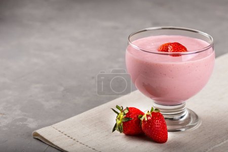 Foto de Deliciosa mousse de fresa en copa de vidrio. - Imagen libre de derechos