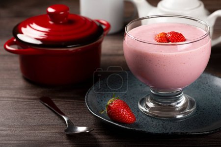 Foto de Deliciosa mousse de fresa en copa de vidrio. - Imagen libre de derechos